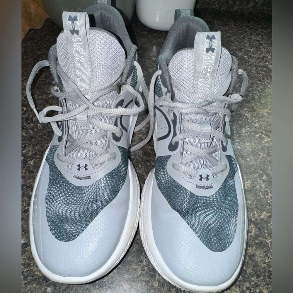 Under Armour Flow Breakthru basketball sneakers
